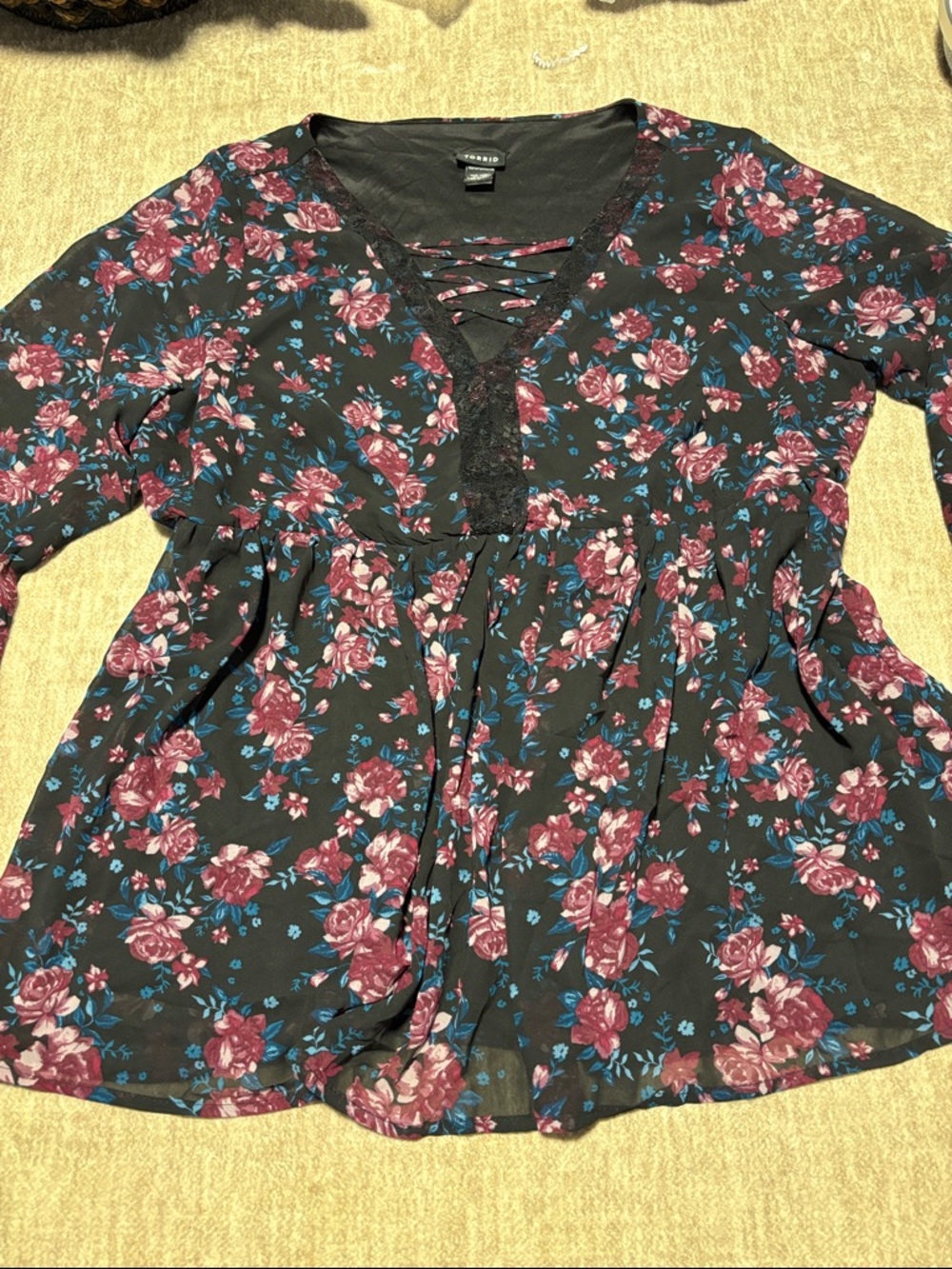 Torrid sz 1 1x 14/16 Black Floral Peplum Tunic bell sleeves V neck lace